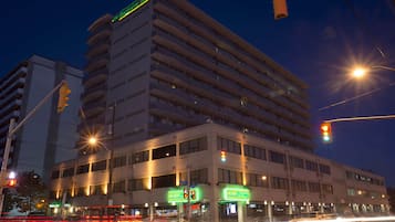 Majoituspaikan julkisivu illalla/yöllä