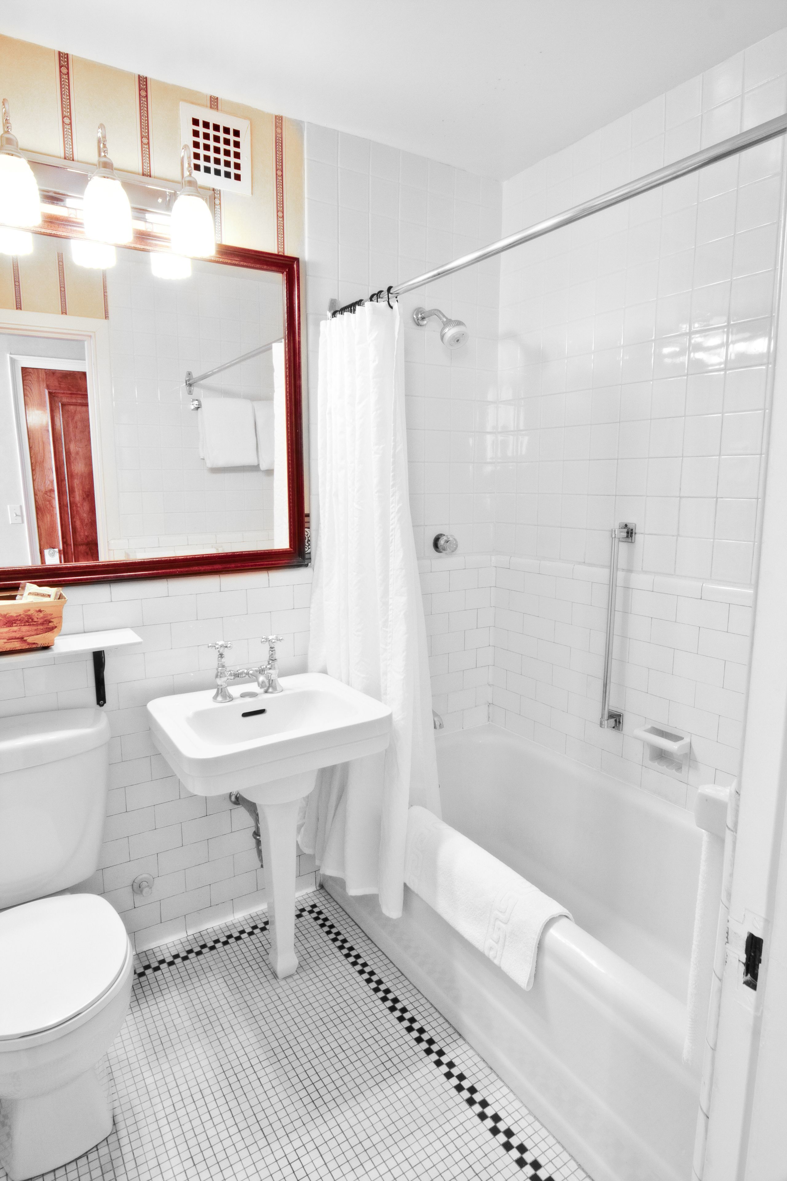 combined shower/bathtub, free toiletries, hair dryer, towels