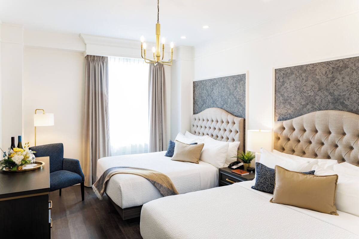 Kamar Double Eksekutif, 2 Tempat Tidur Queen | Meja kerja, tirai kedap cahaya, setrika/meja setrika, dan Wi-Fi gratis