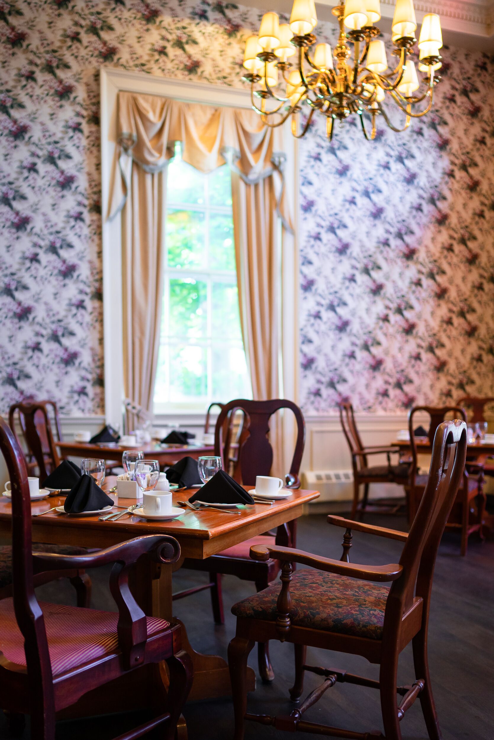 breakfast, lunch and dinner served