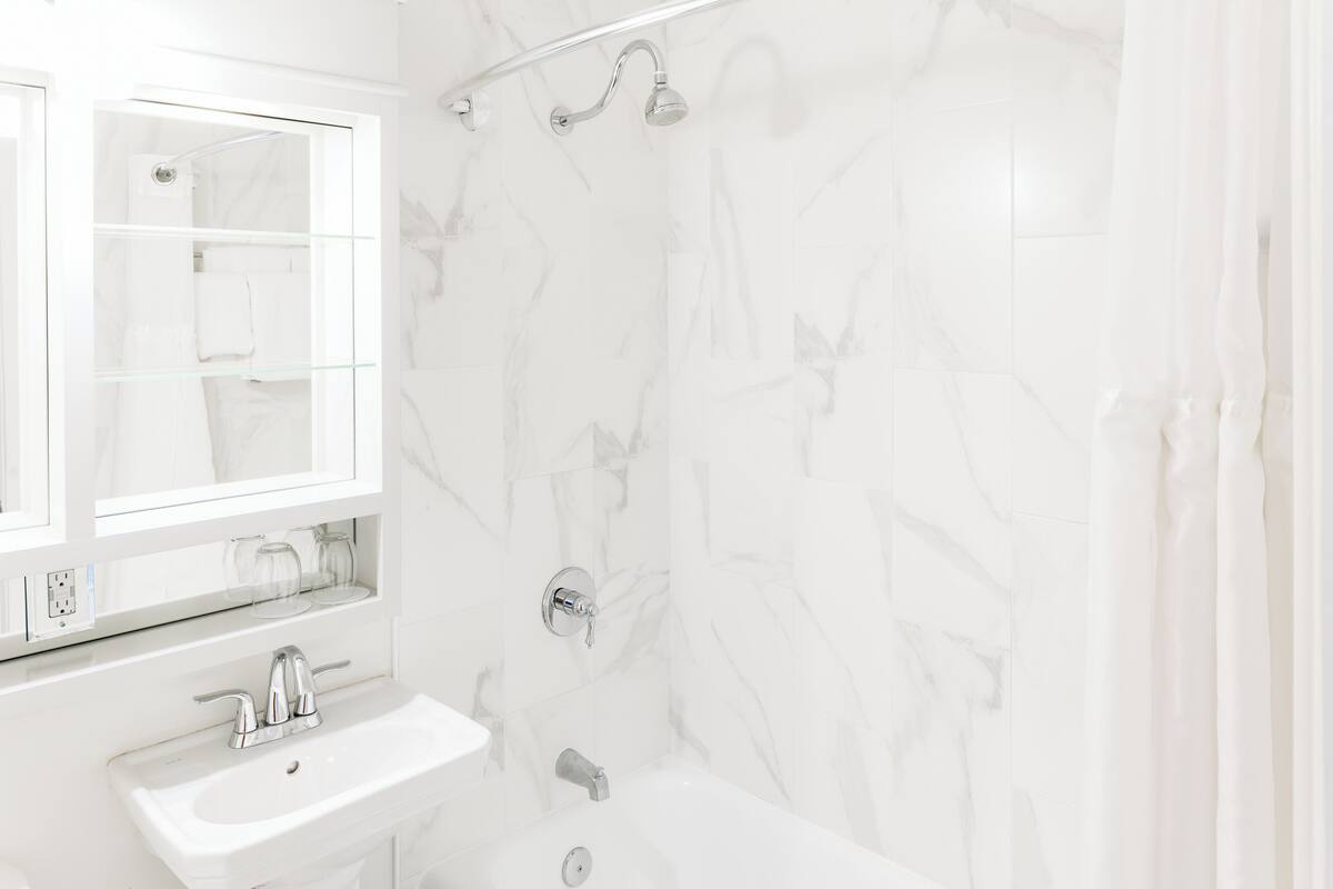 combined shower/bathtub, free toiletries, hair dryer, towels