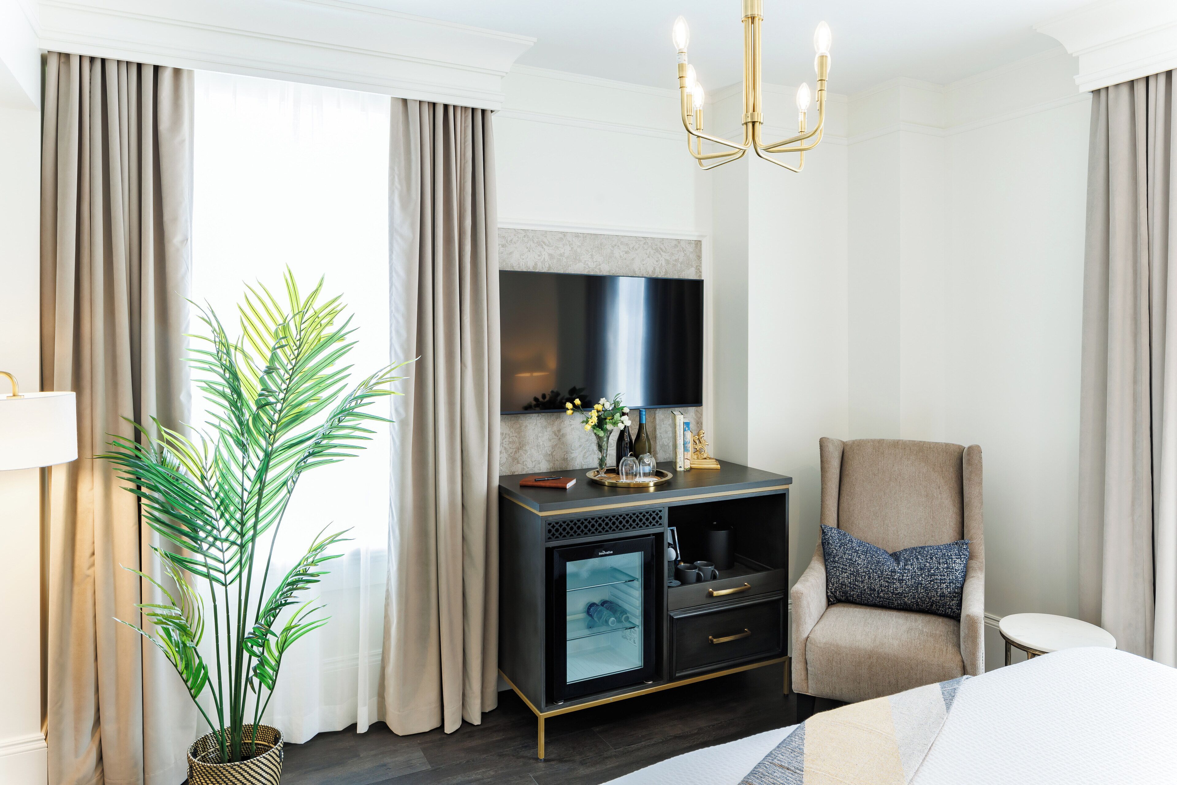 executive room, 1 king bed | 1 bedroom, free minibar items, in-room safe, desk