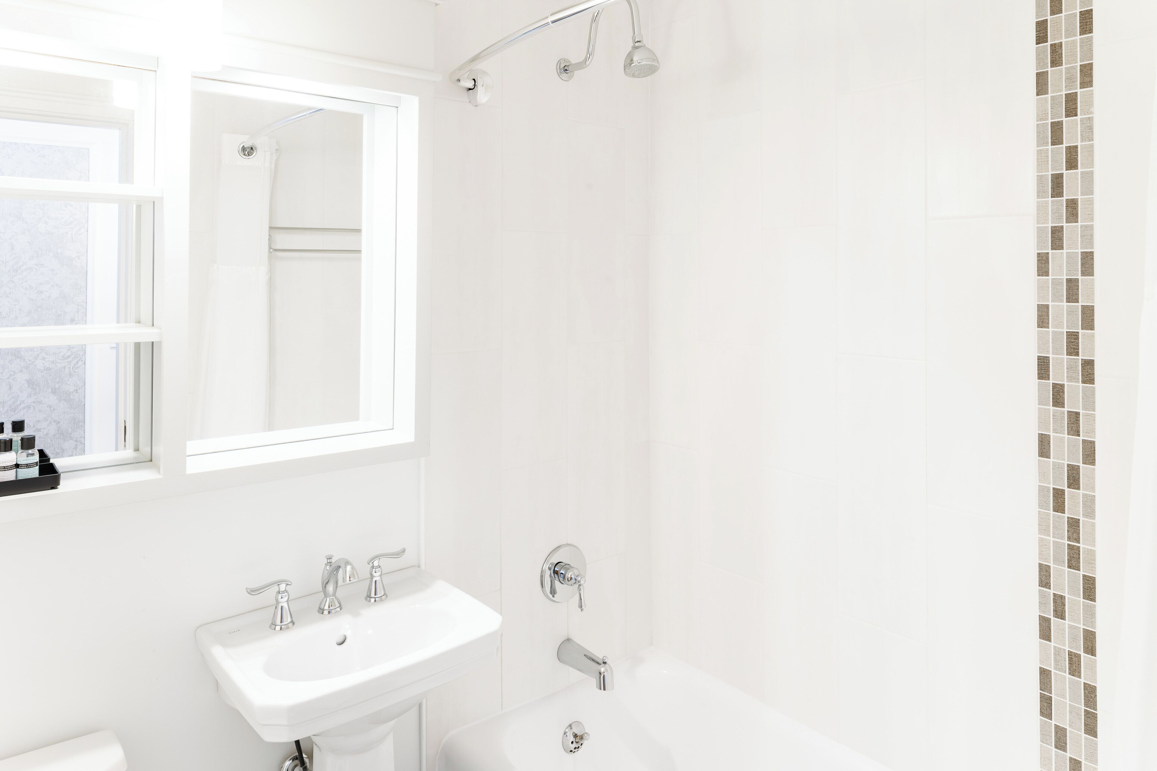 combined shower/bathtub, free toiletries, hair dryer, towels