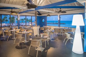 Ofereix vistes al mar i s'hi serveixen esmorzars, dinars i sopars 