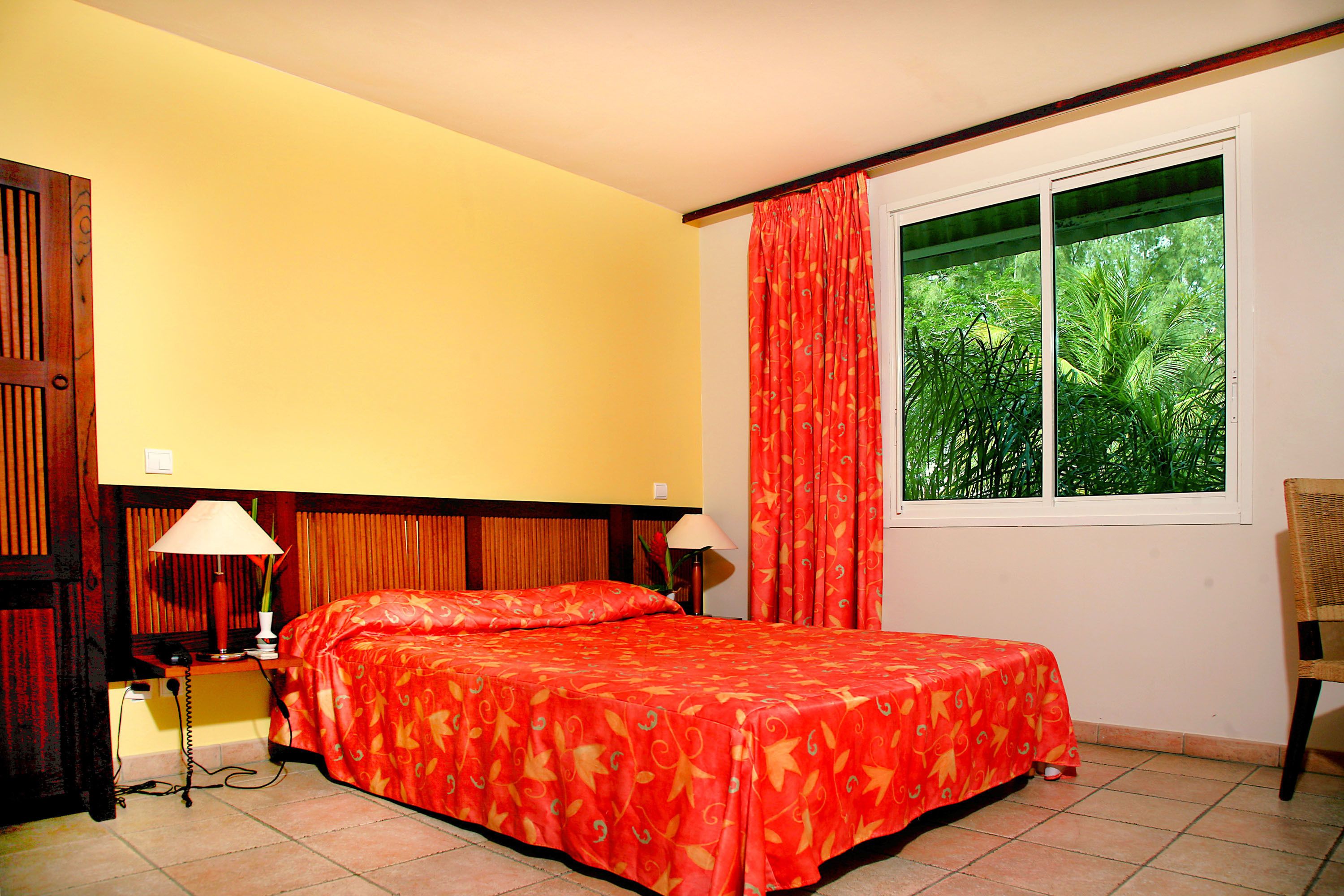 1 quarto, cofres nos quartos, escrivaninha