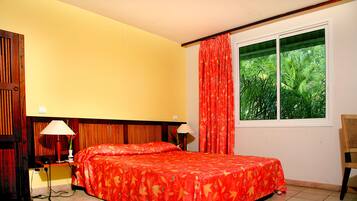 1 quarto, cofres nos quartos, escrivaninha