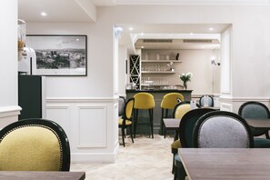 Desayuno continental (EUR 11 por persona) 