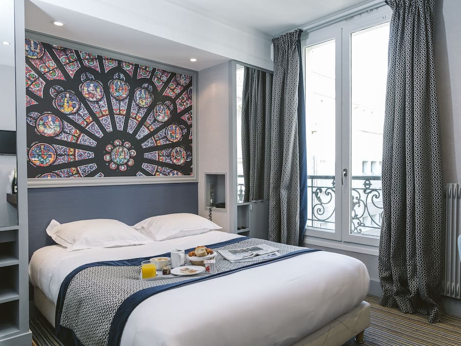 Standard Double Room | Minibar, in-room safe, desk, iron/ironing board