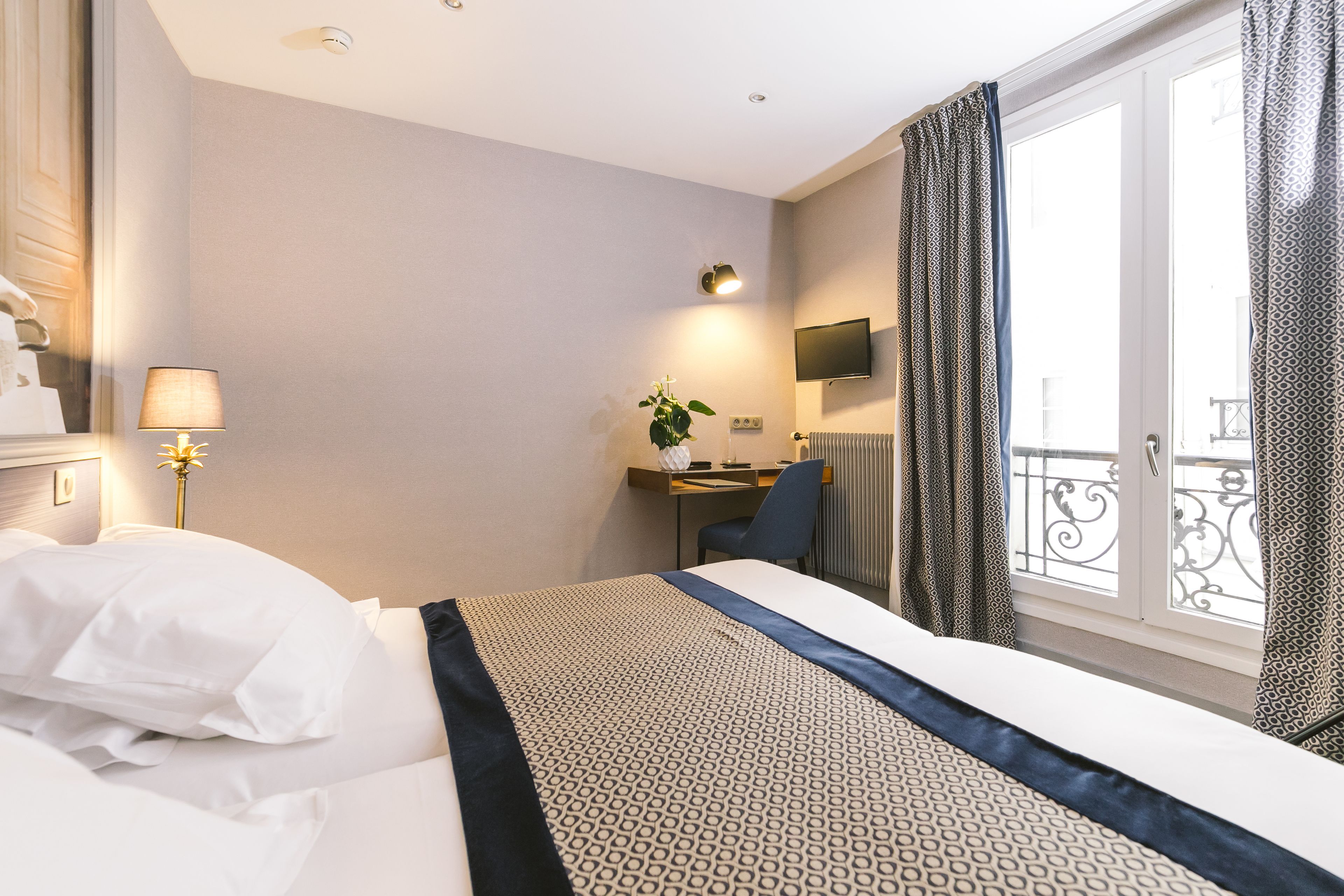 standard twin room | 1 bedroom, minibar, in-room safe, desk