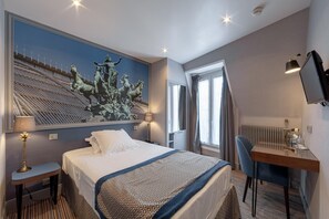 Minibar, in-room safe, desk, iron/ironing board - Hotel Saint Christophe (Paris)