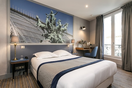 Minibar, caja de seguridad en la habitación y escritorio