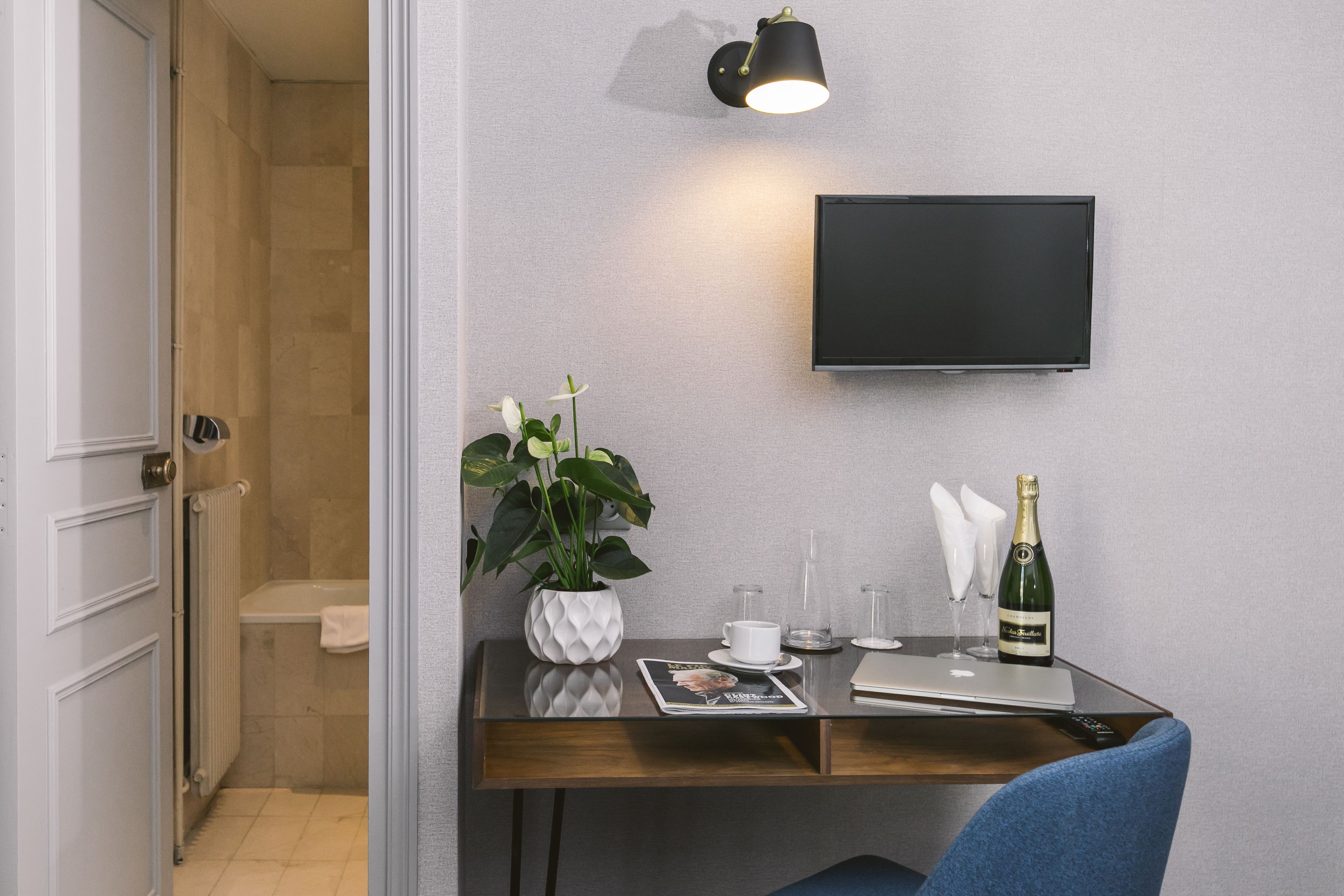 standard double room | 1 bedroom, minibar, in-room safe, desk