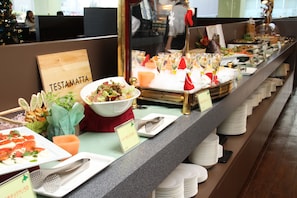 Daily buffet breakfast (JPY 2200 per person)
