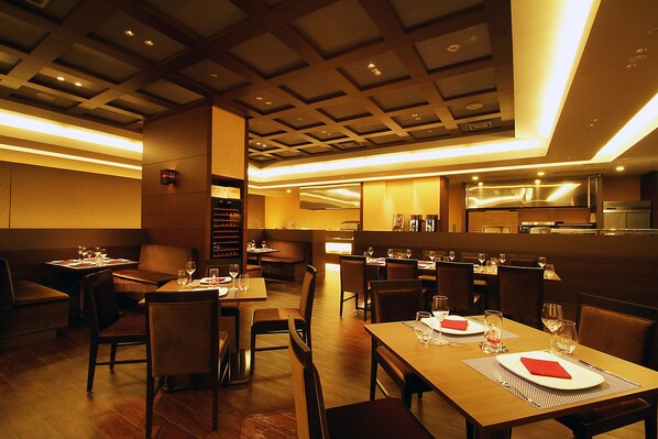 3 restaurants, breakfast, lunch, dinner served; Japanese cuisine