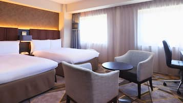 Chambre Premium, 2 lits une place, vue ville (Top Floor) | Coffres-forts dans les chambres, bureau