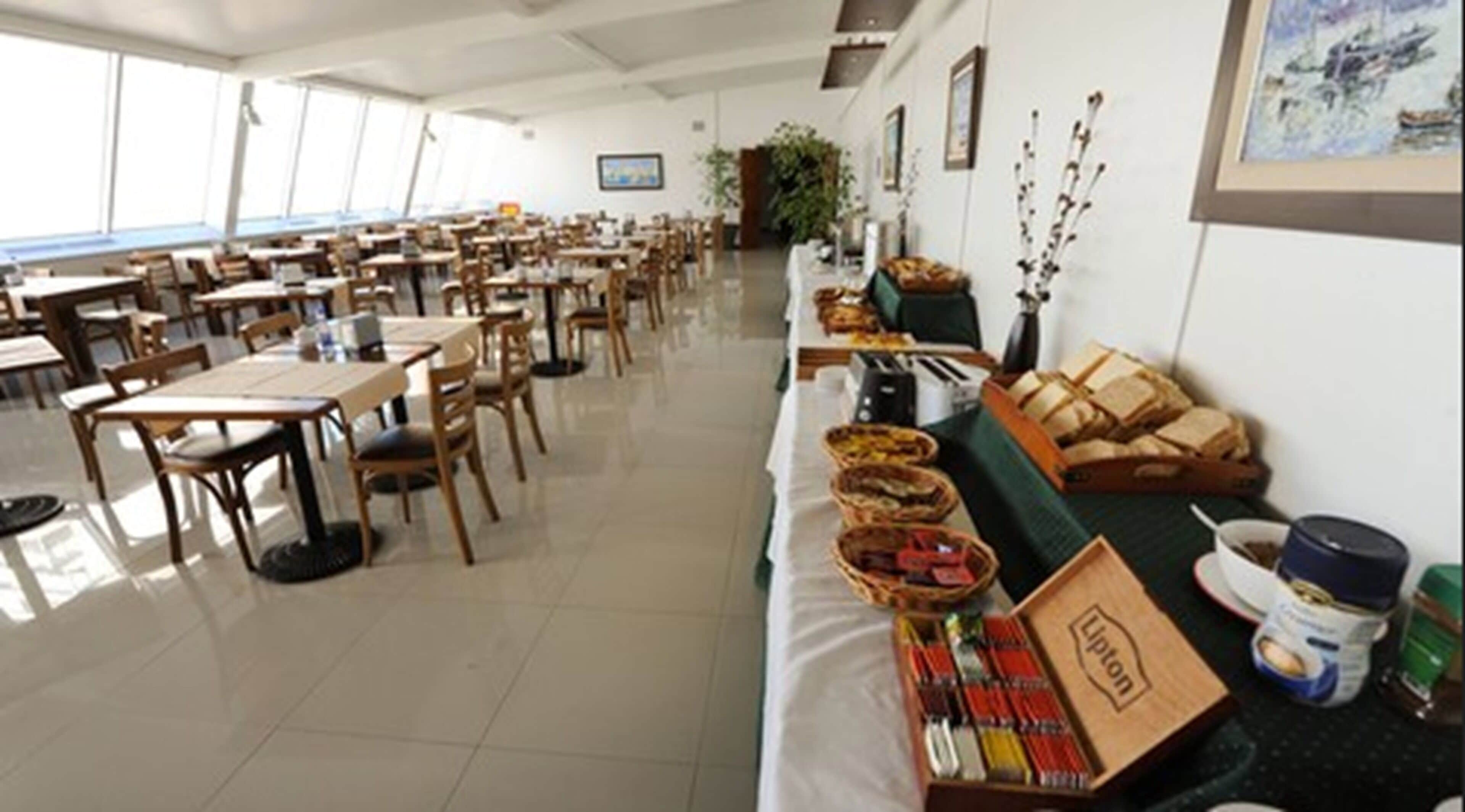 Desayuno buffet diario (USD 12 por persona)