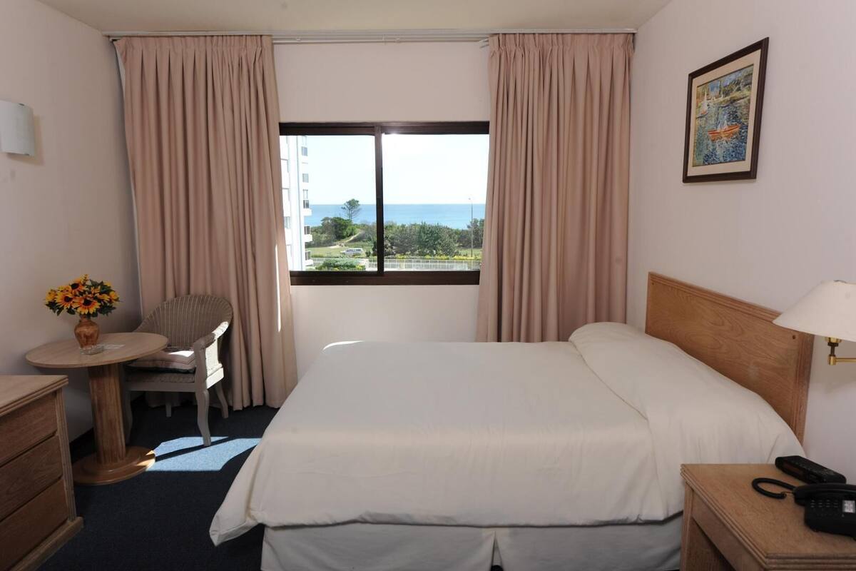 Ropa de cama de alta calidad, minibar, caja fuerte y escritorio