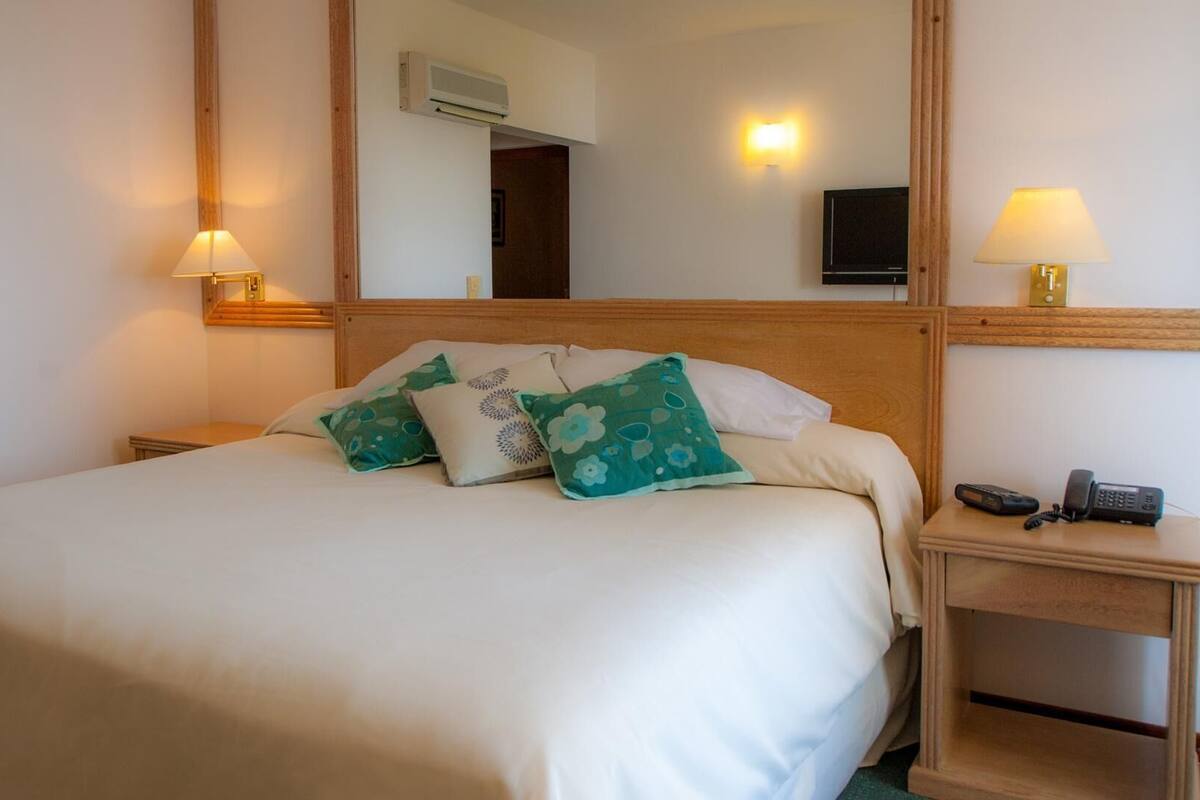 Ropa de cama de alta calidad, minibar, caja fuerte y escritorio