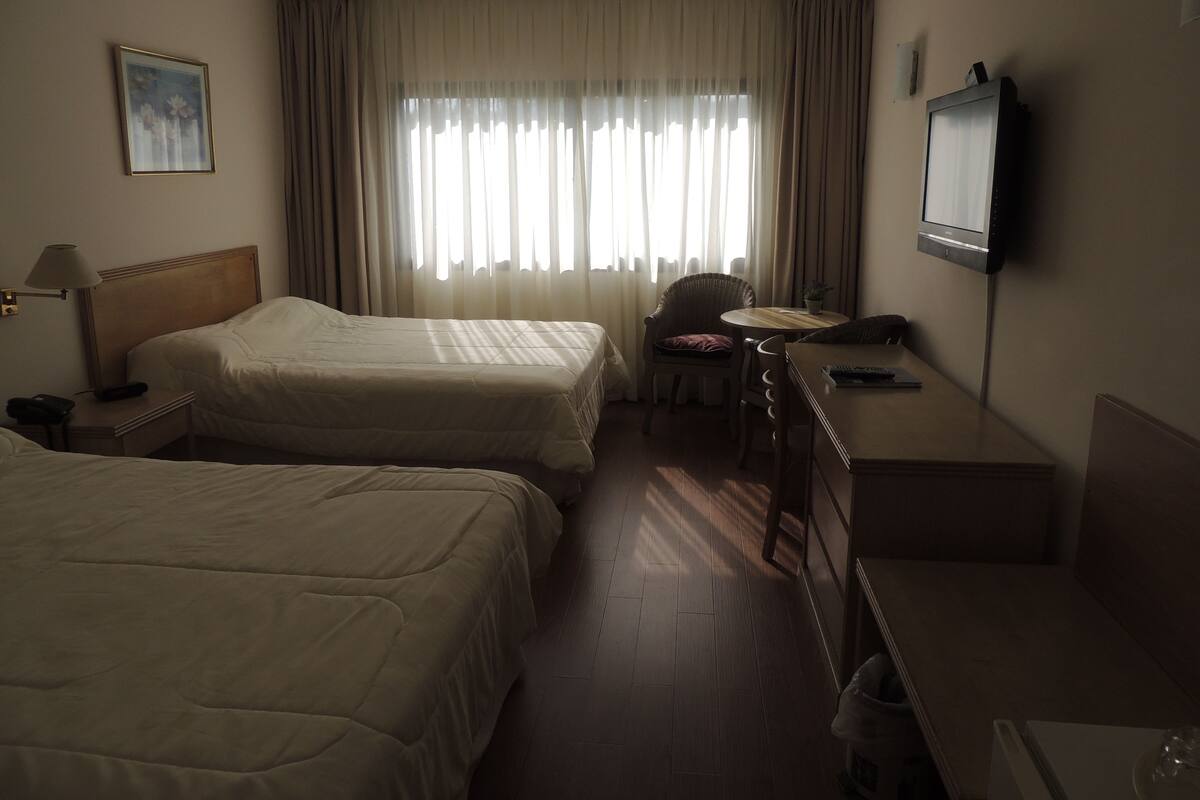 Ropa de cama de alta calidad y minibar 