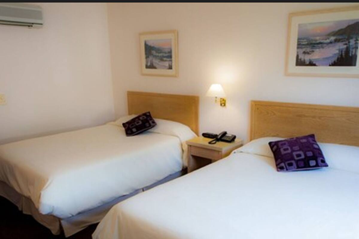 Ropa de cama de alta calidad y minibar 