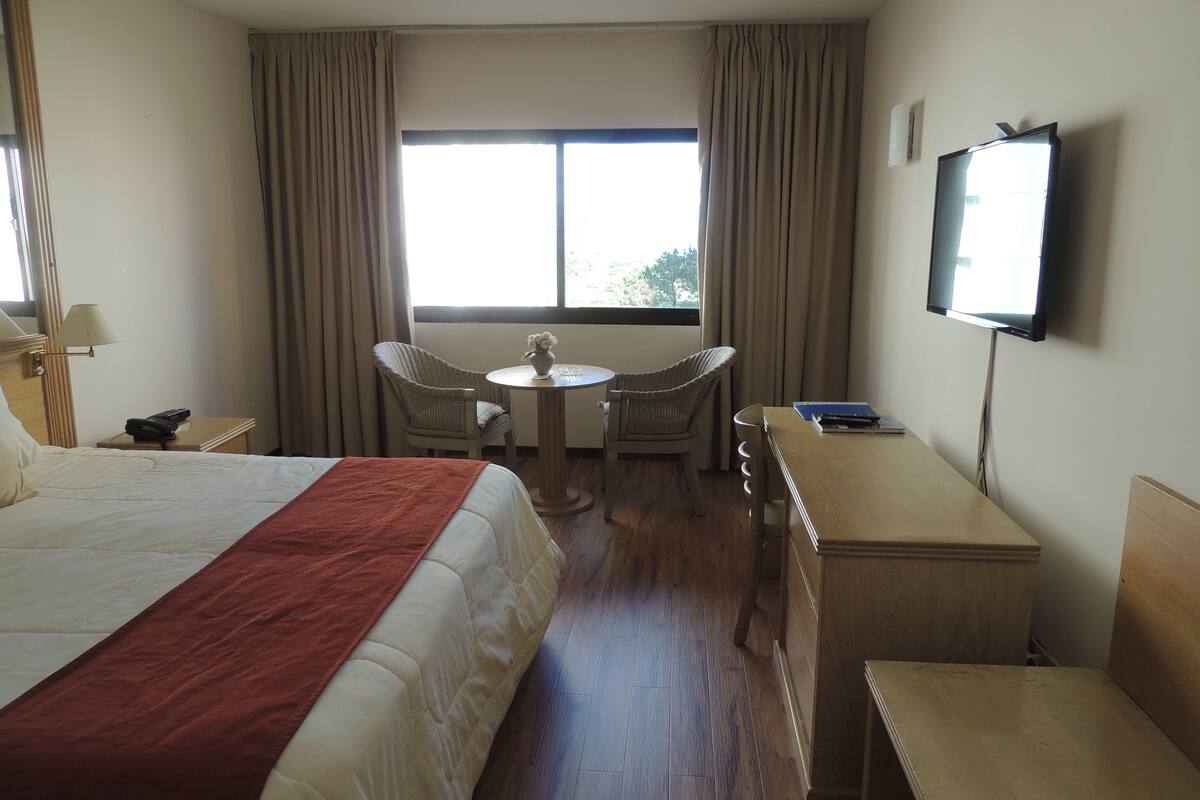Ropa de cama de alta calidad y minibar 