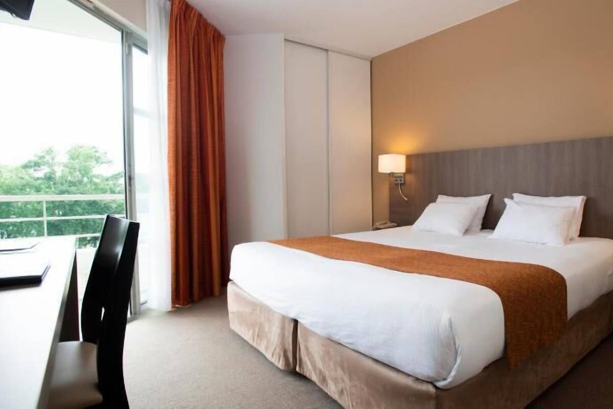 Caja de seguridad en la habitación, muebles diferentes y escritorio