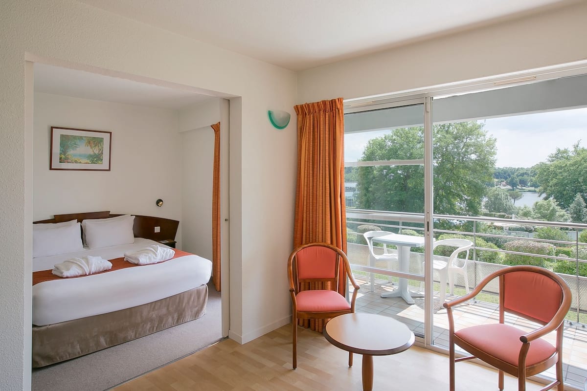 In-room safe, individually furnished, desk, laptop workspace