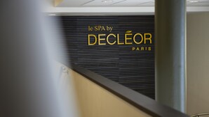 A sign for 'le SPA by Décléor Paris' in a modern interior. - Best Western Sourceo (Saint-Paul-les-Dax)