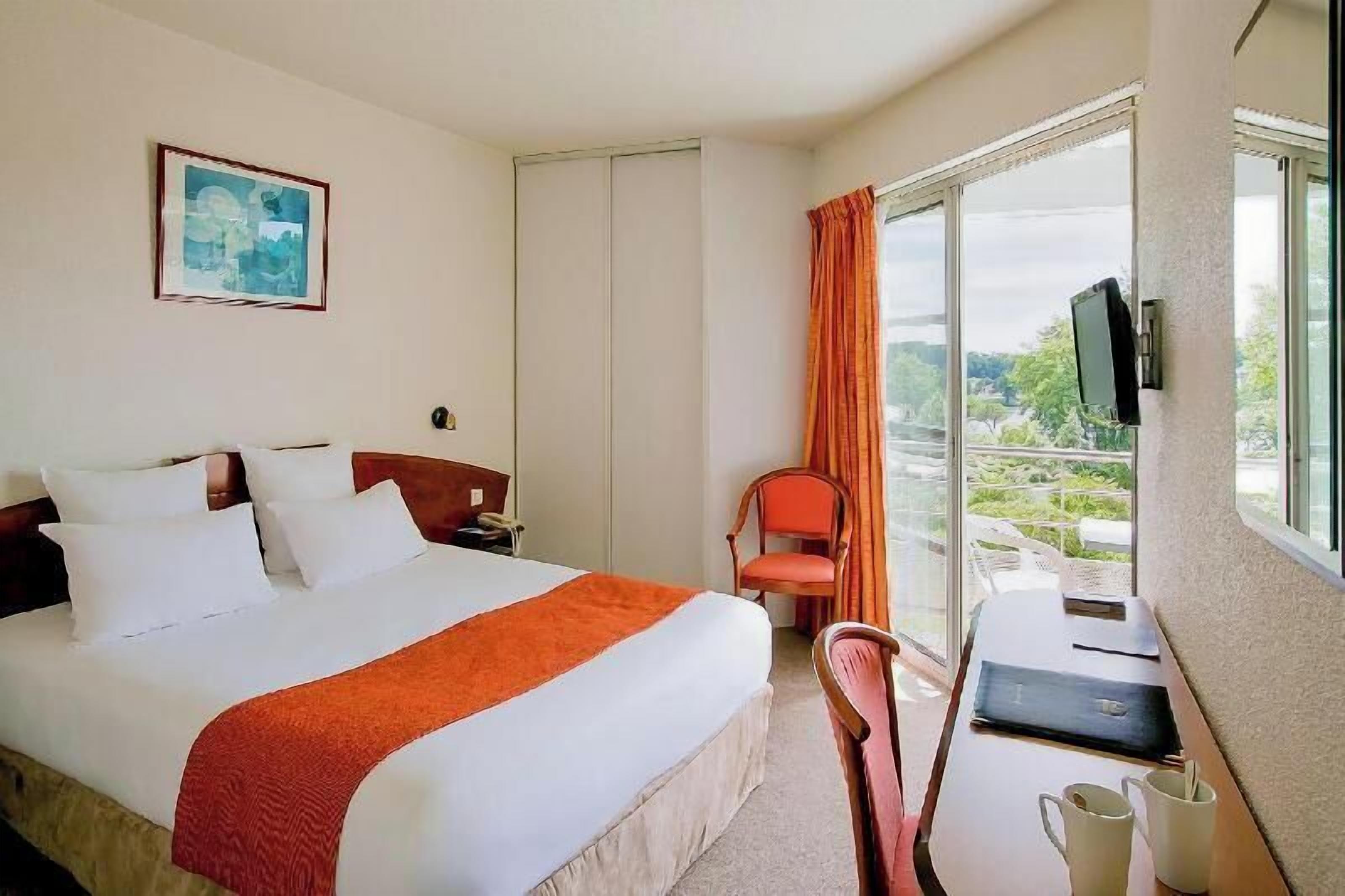 Caja de seguridad en la habitación, muebles diferentes y escritorio 