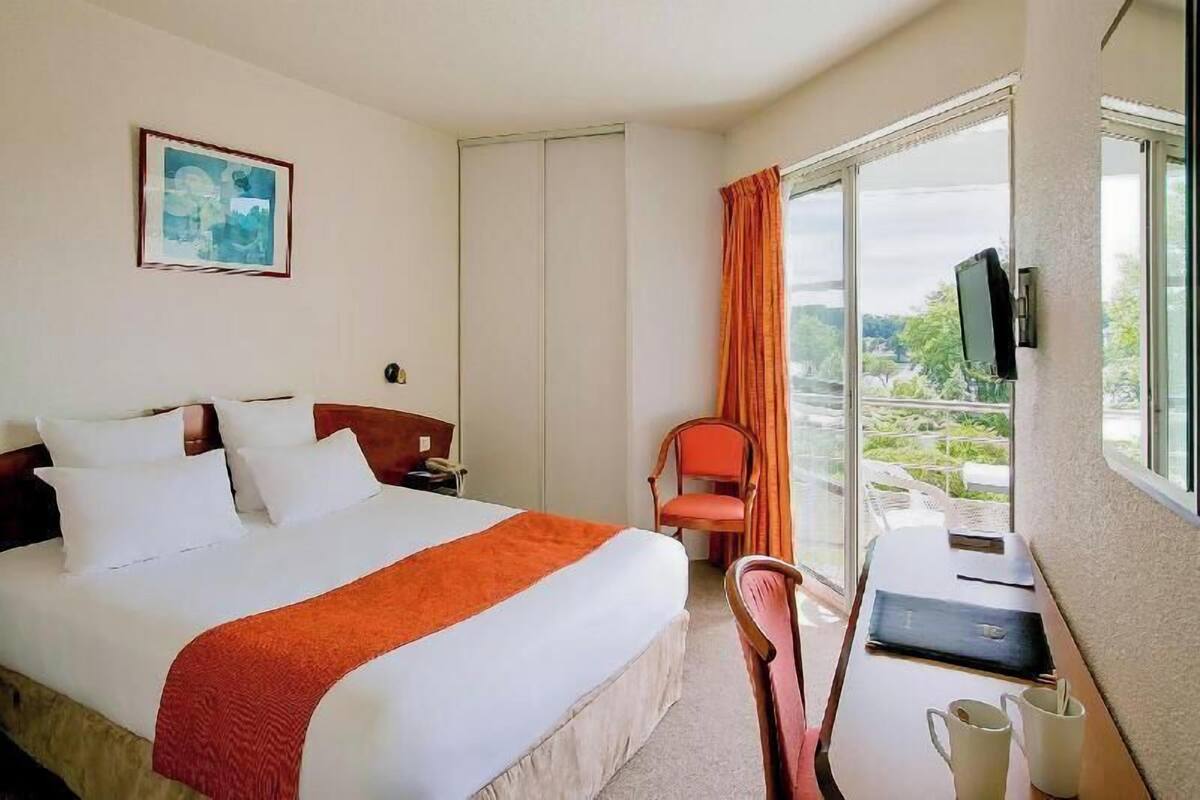 Caja de seguridad en la habitación, muebles diferentes y escritorio