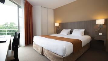 Zimmersafe, individuell eingerichtet, Schreibtisch