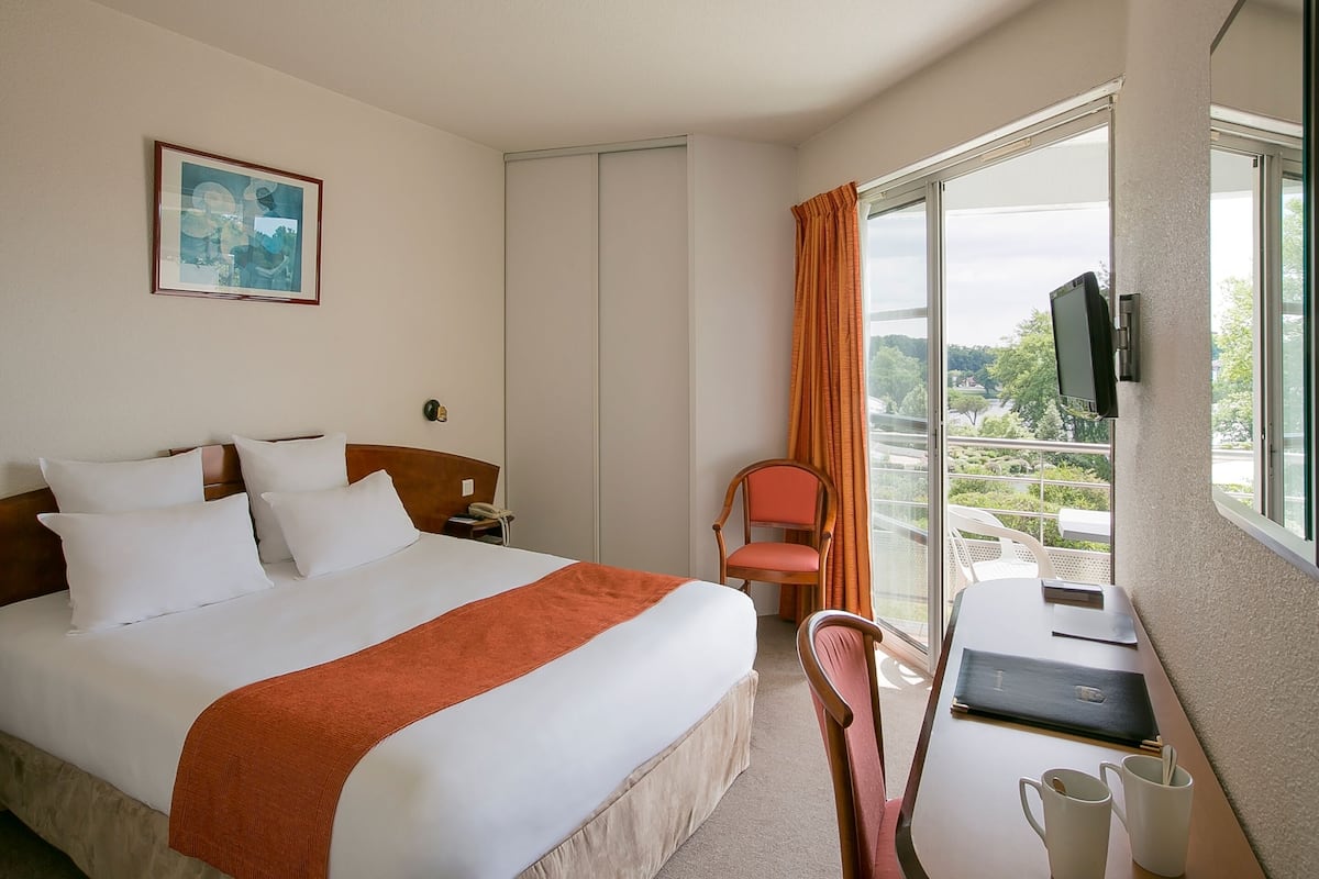In-room safe, individually furnished, desk, laptop workspace