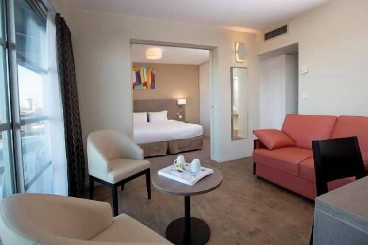 Caja de seguridad en la habitación, muebles diferentes y escritorio