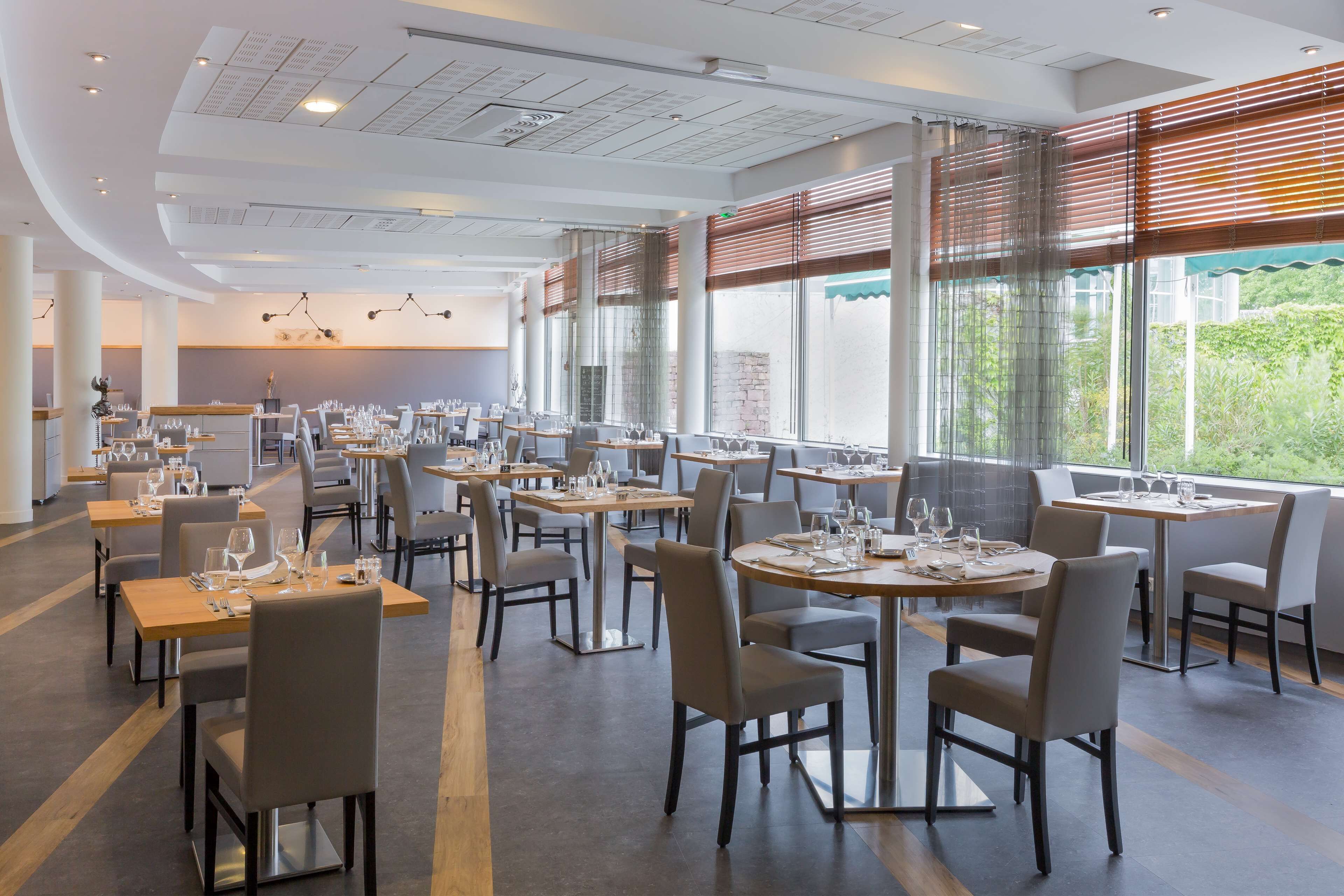 Se sirven desayunos, almuerzos y cocina francesa (con vistas al jardín) 