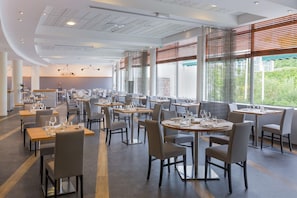 供應早餐、午餐、晚餐；法國菜；園景