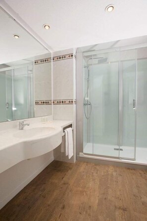 Shower, free toiletries, hair dryer, bathrobes - Best Western Sourceo (Saint-Paul-les-Dax)