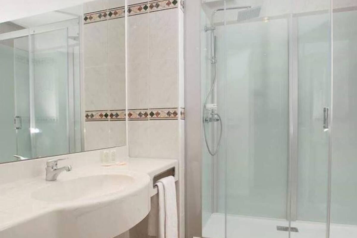 Baño | Regadera, amenidades de baño gratuitas, secadora de cabello, batas