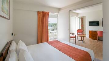 Suite, 1 trÚs grand lit, non-fumeurs, balcon | Coffres-forts dans les chambres, ameublement personnalisé, bureau