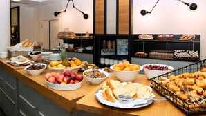 A buffet with various food items and a coffee station. - Best Western Sourceo (Saint-Paul-les-Dax)