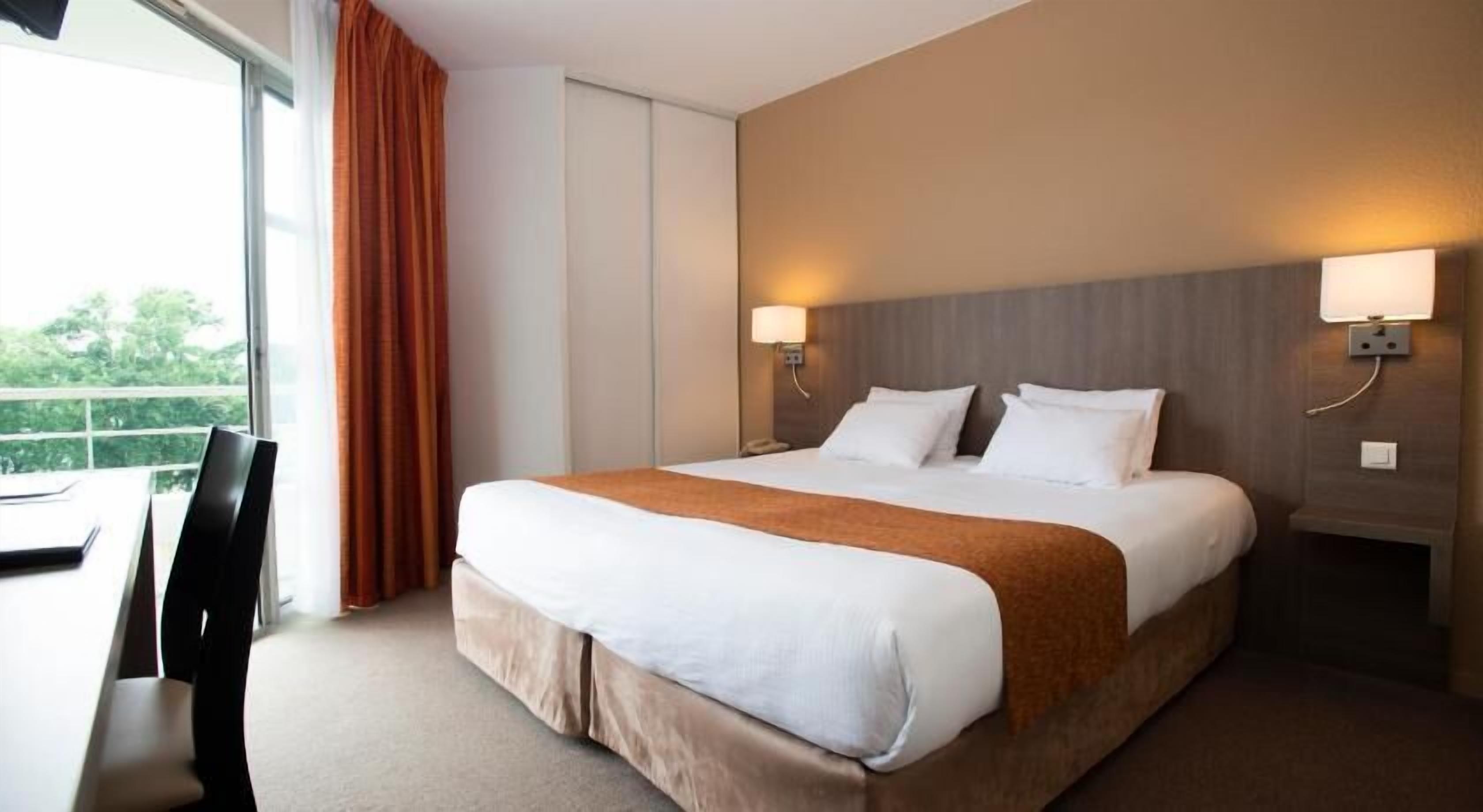 Caja de seguridad en la habitación, muebles diferentes y escritorio 