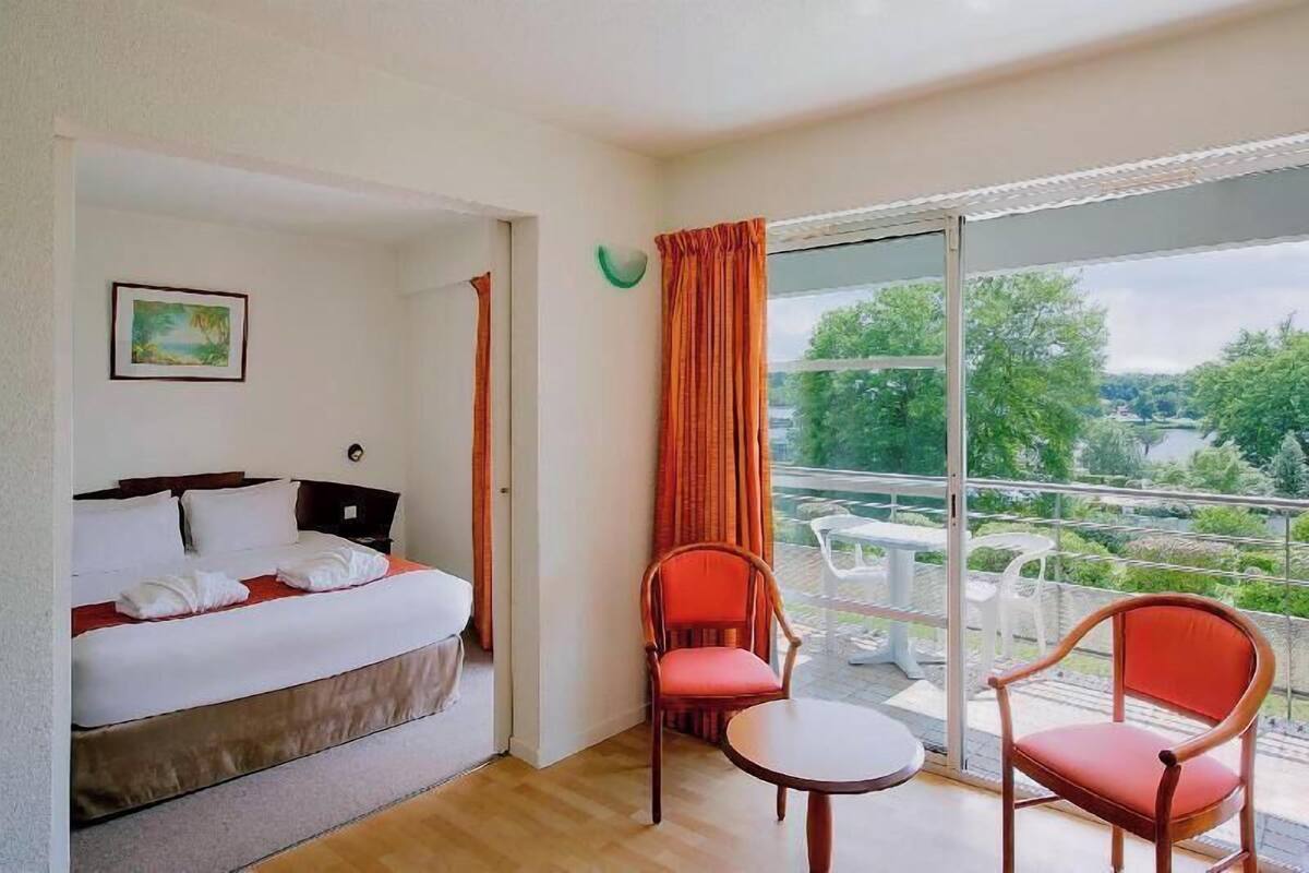 Caja de seguridad en la habitación, muebles diferentes y escritorio