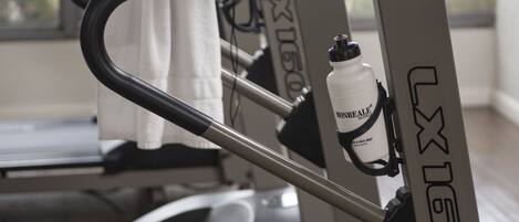 Ein Fitnessstudio mit Laufbändern und Trainingsgeräten.