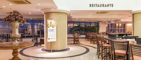 Déjeuner et dßner servis sur place, spécialités Cuisine internationale