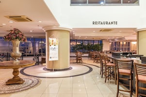 Lunch and dinner served, international cuisine