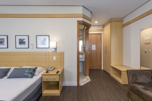 Deluxe tweepersoonskamer | Een minibar, een kluis op de kamer, een bureau, verduisterende gordijnen