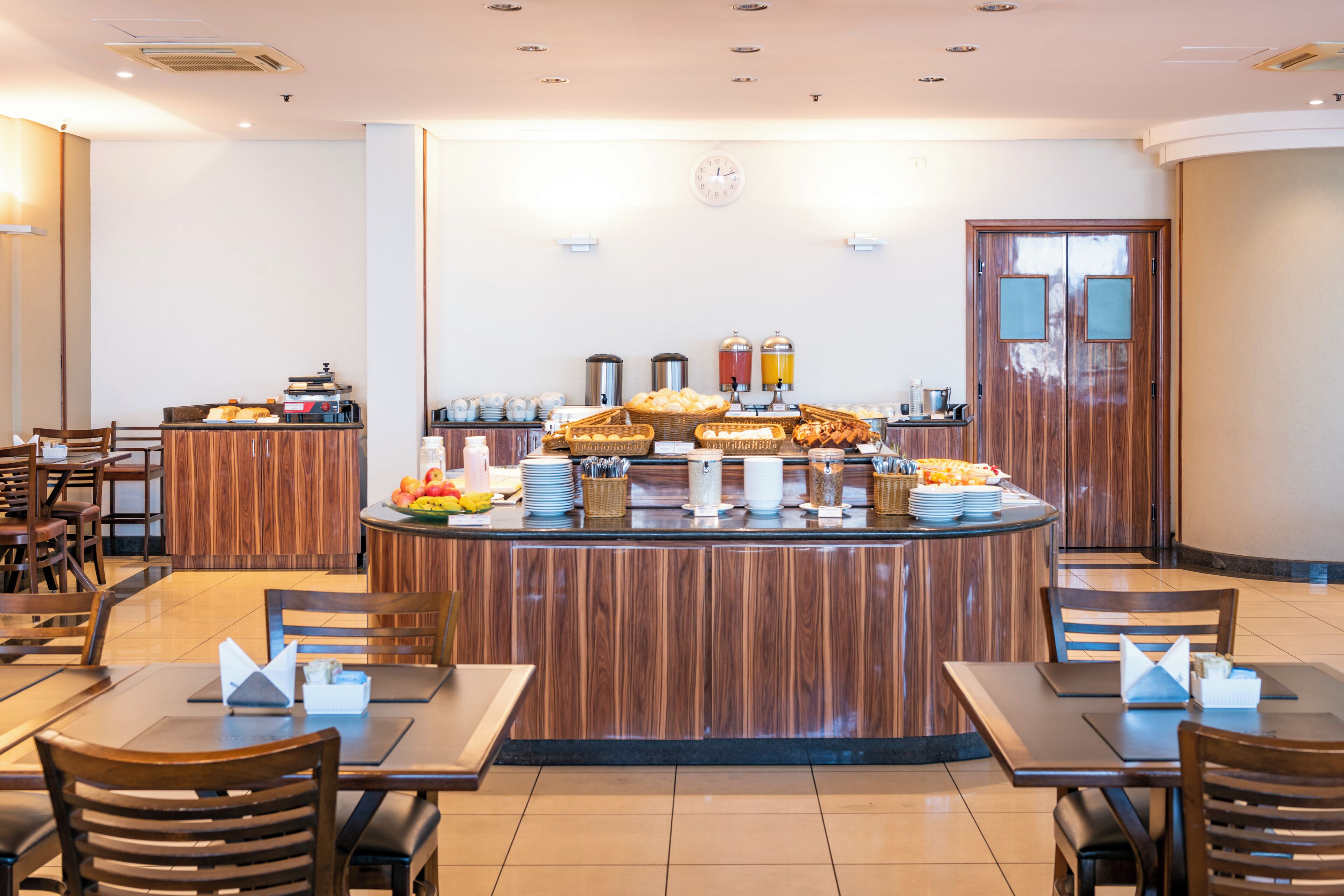 Se sirven almuerzos y cenas, cocina internacional