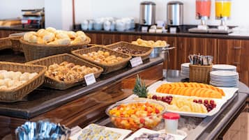 Se sirven comidas, cenas y cocina internacional