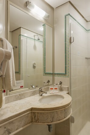 Ducha, artículos de higiene personal gratuitos y secador de pelo