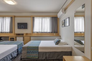 Dreibettzimmer | Minibar, Zimmersafe, Schreibtisch, Verdunkelungsvorhänge