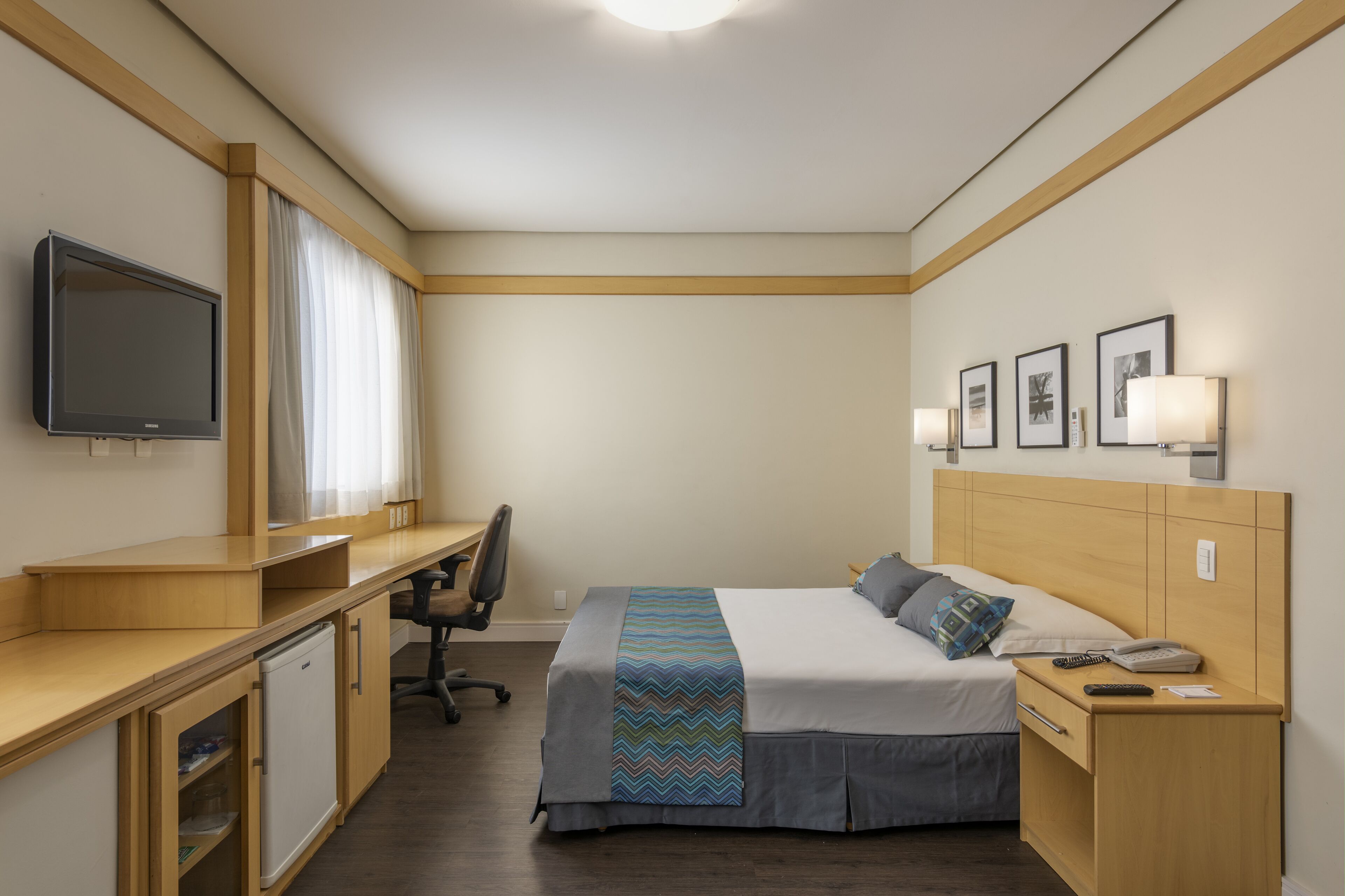 deluxe double room | minibar, in-room safe, desk, blackout curtains